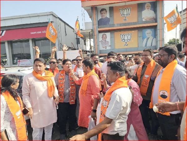 વલસાડ જિલ્લા ભાજપ કાર્યાલય પર  પ. બંગાળની જીતને કાર્યકરોઍ વધાવી 