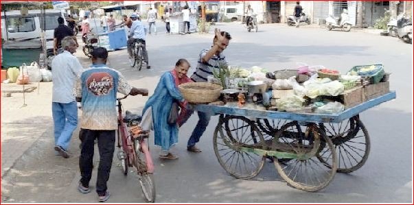 વલસાડ પાલિકાની ‘ઍક દિવસીય’ દબાણ હટાવો ઝુંબેશ બાદ ફરી લારી-ગલ્લાના જમાવડા