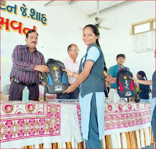સેગવી સર્વોદય હાઈ.માં શાળા પ્રવેશોત્સવ યોજાયો