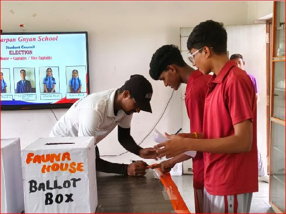 વાપીની સમર્પણ જ્ઞાન સ્કૂલમાં સ્ટુડન્ટ કાઉન્સિલ માટે મતદાન યોજાયું