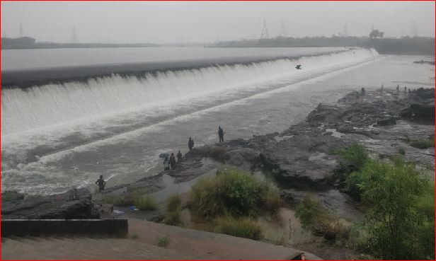 વાપી દમણગંગા વિયરમાં પાણીનો પ્રવાહ વધ્યો : લોકો જીવના જાખમે માછલી પકડે છે