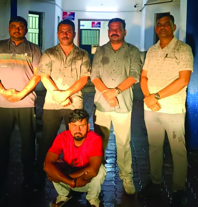 વલસાડનો બે વર્ષથી ફરાર આરોપી લખનૌથી ઝડપાયો