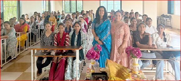 ઉમરગામની વિવિધ શાળાઅોમાં શૈક્ષણિક કીટનું વિતરણ કરાયું