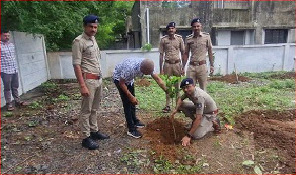 ઉમરગામ જીઆઇડીસી પોલીસ ચોકીમાં વૃક્ષારોપણ કરાયું