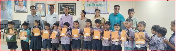 ધરમપુર ધોડીયા સમાજ ચેરીટેબલ ટ્રસ્ટ દ્વારા ૧૧ હજાર વિદ્યાર્થીઓને નોટબુક વિતરણ કરાયું