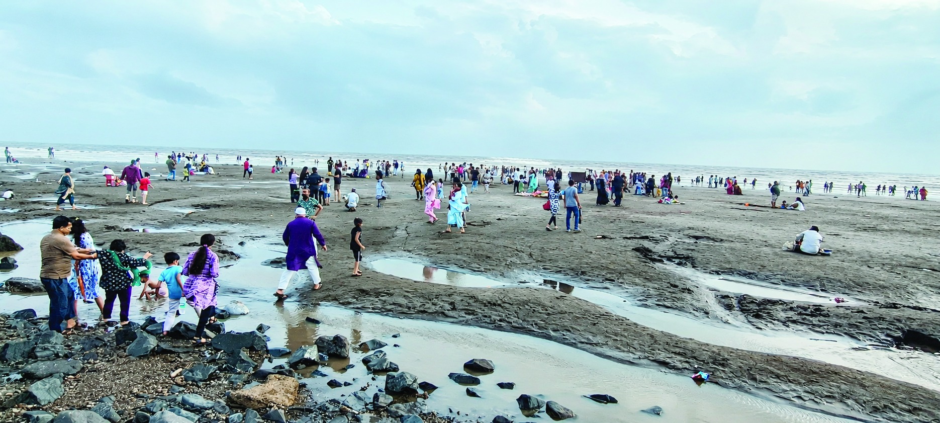 વરસાદે વિરામ લેતાં તિથલના દરિયા કિનારે સહેલાણીઓ ઉમટયા