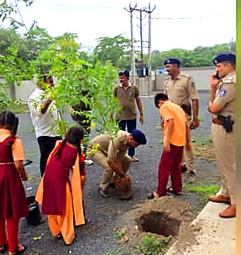 ડુંગરા પોલીસ લાઈનમાં વૃક્ષારોપણ કરાયું