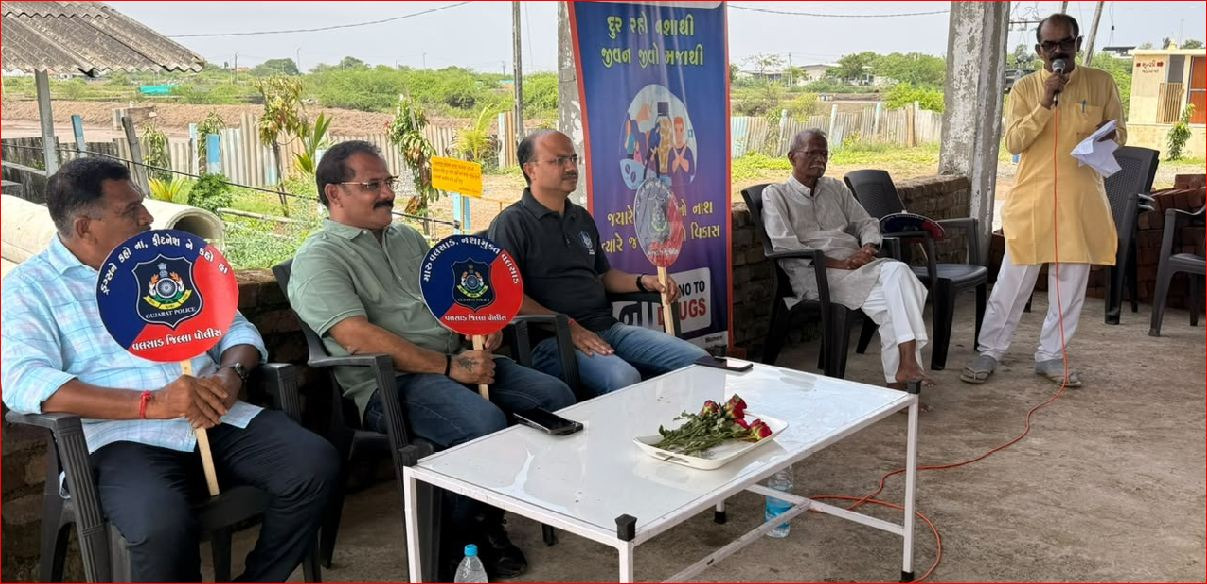વલસાડ રૂરલ પોલીસ દ્વારા ઍક પેડ મા કે નામ કાર્યક્રમ યોજાયો 