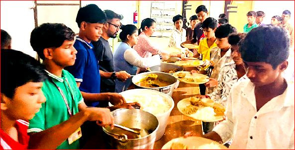 રાબડાની સાર્વ. મા. શાળામાં  વિદ્યાર્થીઓને ભોજન અપાયું