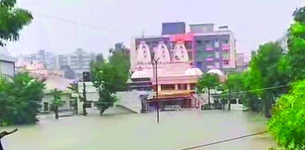 વાપી જલારામ મંદિર પરિસર ડૂબ્યું