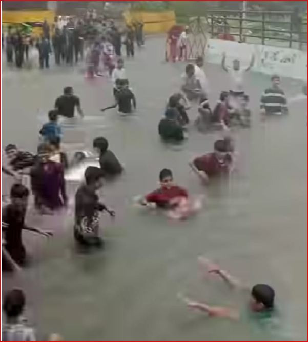 વાપીનો જળબંબાકાર સ્વિમીંગ પુલમાં ફેરવાયો