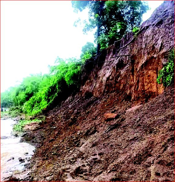 ધરમપુરમાં માનના કિનારે જમીન ધોવાઈ
