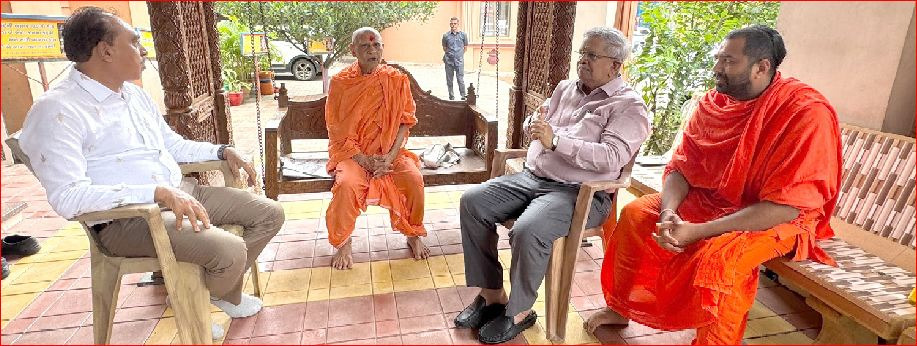 ગુરુપૂર્ણિમા નિમિત્તે મંત્રી કનુભાઈ દેસાઈઍ સંતોના આશીર્વાદ લીધા