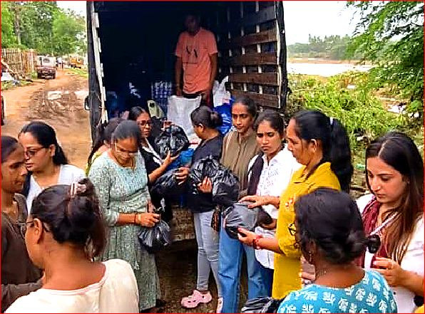 વલસાડમાં પત્રકારોની પત્નીઅોનું સહેલી ગૃપ પૂરગ્રસ્તોને વ્હારે આવ્યું