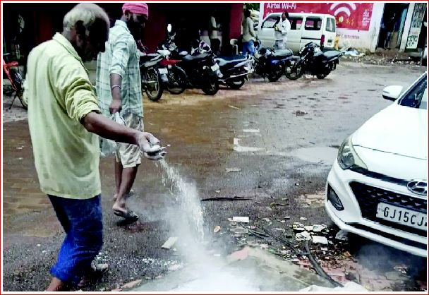 વાપીમાં વરસાદી પાણીના નિકાલ બાદ દવાનો છંટકાવ શરૂ