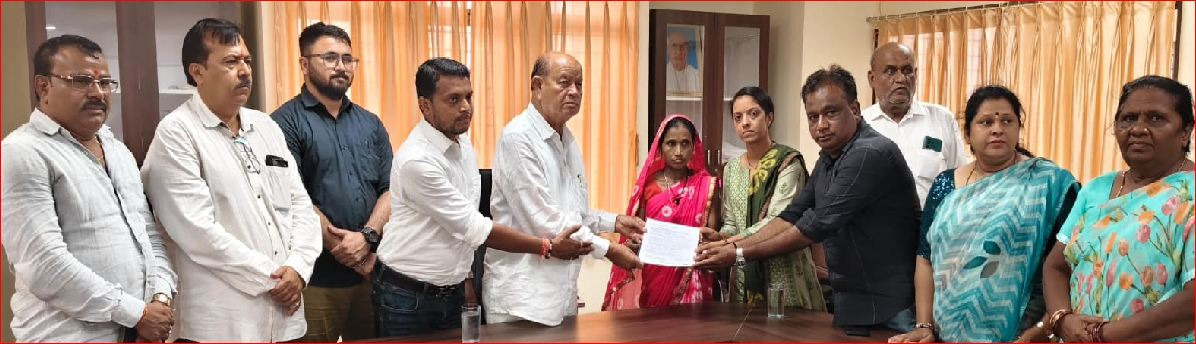 ઉમરગામમાં મૃતકના પરિવારને રૂ. ૪ લાખનો સહાય ચેક અર્પણ