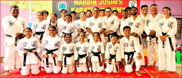 વાપીની હાર્દિક જાષી કરાટે ઍકેડમીમાં ગુરુપૂર્ણિમા ઉજવાઈ