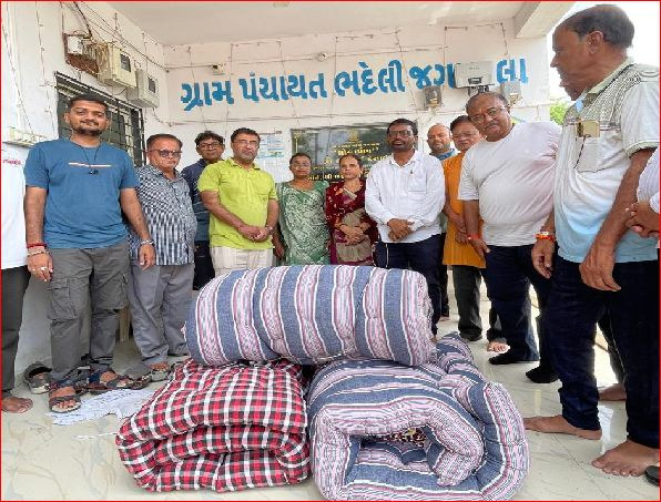 ભદેલીજગાલાલામાં વલસાડ રંગ અવધૂત પરિવાર દ્વારા ઘરવખરીની કીટ આપાઈ