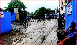 વાપી મનપાના સીટી બસ સ્ટેશનમાં કાદવ-કીચડથી યાત્રીઓને હાલાકી