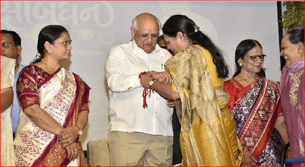 વલસાડ જિલ્લા ભાજપ મહિલા મોરચાઍ મુખ્યમંત્રીને રક્ષાસૂત્ર બાંધી રક્ષાબંધન ઉજવી