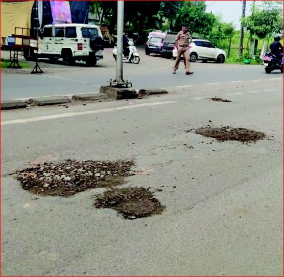 ગણેશ મહોત્સવ પૂર્વે વાપીમાં રસ્તા સુધારવાની કામગીરી પૂરજોશમાં