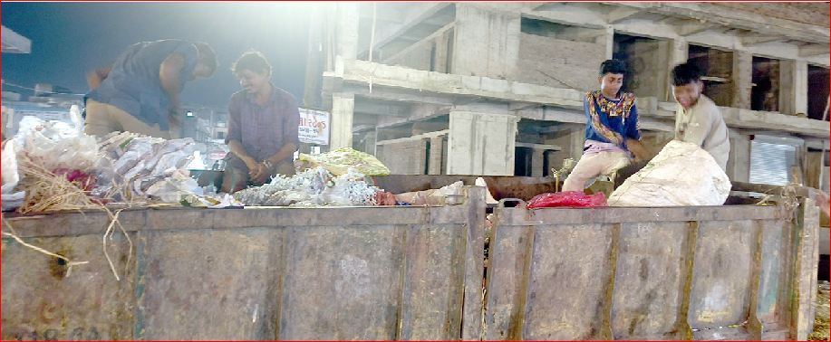 વલસાડમાં કચરામાંથી શાકભાજી વીણવા ગરીબ બાળકો મજબૂર